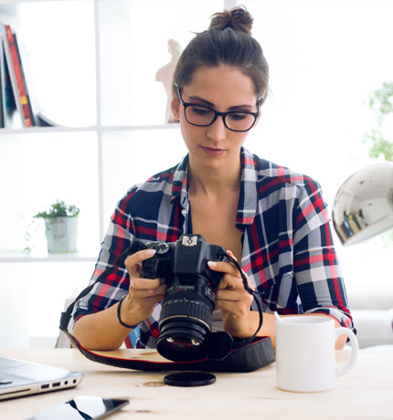 women photographer reviewing her pictures from a shot